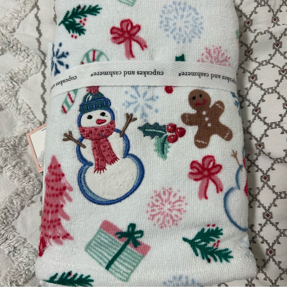 Cupcakes and Cashmere Christmas Hand Towels Set of 2 Snowman Gingerbread NWT